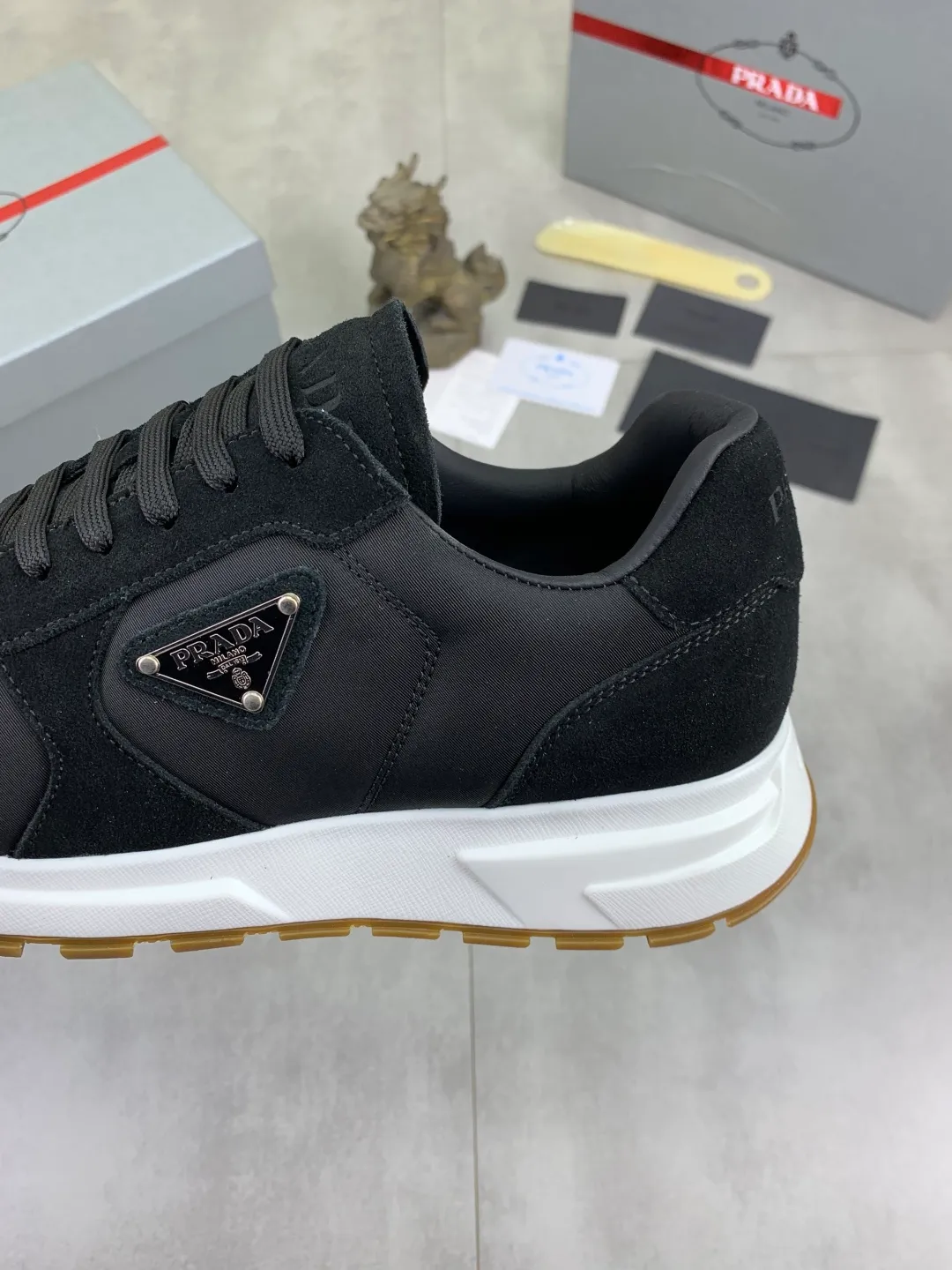 Men's shoes P560 💰 [New style] popular models are on the official website, 🆘 The trendy brand (Prada) mainly promotes popular models, avant-garde and versatile fashionable men's shoes private version mold opening, cowhide surface splicing 1:1.. Fashionable and simple, original imported cowhide lining cowhide feet; the atmosphere and personality are more fashionable, eye-catching and pursuing class. It will subvert the old ideas and be a must-have for fashionistas who want to spend time with you! Must keep it! Tall and comfortable, large and low, high-end quality workmanship. Code number: 38-44 (45 customized) 5️⃣ colors available.